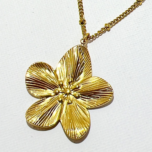 18k Gold Flower Pendant Necklace - Picture 1 of 3